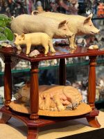فیگور خانواده سه تایی خوک ها A family of three pigs