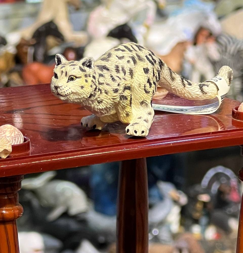 فیگور Snow Leopard Cub Running