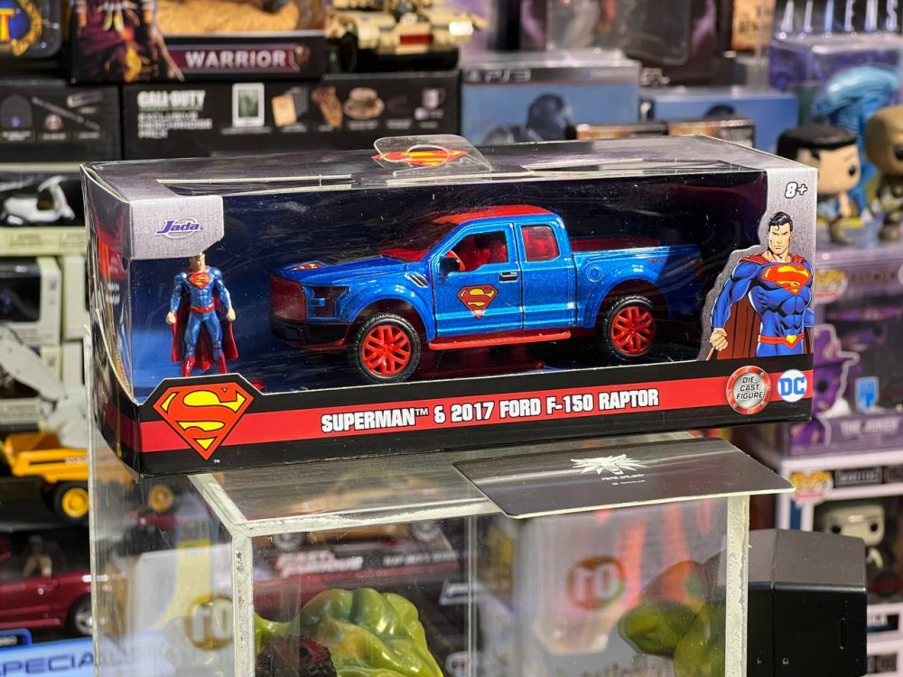 ماشین فلزی شورلت 2017 Ford F-150 Raptor و فیگور فلزی سوپرمن با مقیاس 1:32