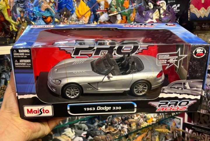 MotorMax Scale Model Compatible with Dodge Viper SRT-10 Silver 118 MTM73137S