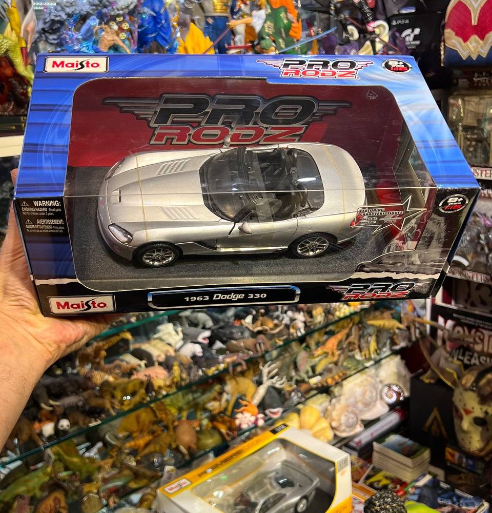MotorMax Scale Model Compatible with Dodge Viper SRT-10 Silver 118 MTM73137S