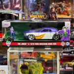 ماشین فلزی مدل 1970 Ford Mustang Boss 429 و فیگور فلزی جوکر با مقیاس 1:32