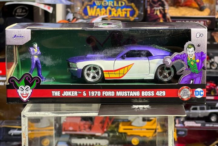 ماشین فلزی مدل 1970 Ford Mustang Boss 429 و فیگور فلزی جوکر با مقیاس 1:32