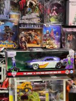 ماشین فلزی مدل 1970 Ford Mustang Boss 429 و فیگور فلزی جوکر با مقیاس 1:32 - تصویر 2