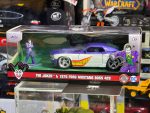 ماشین فلزی مدل 1970 Ford Mustang Boss 429 و فیگور فلزی جوکر با مقیاس 1:32