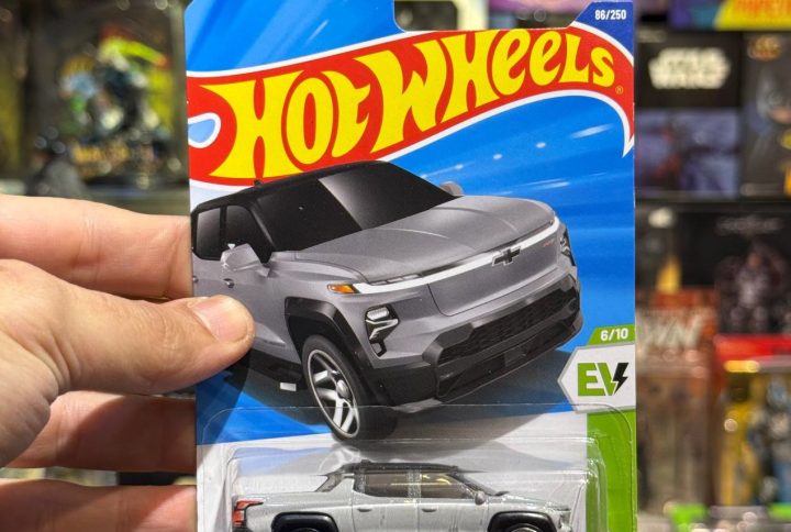 ماکت هات ویلز SILVERADO EV RST