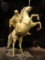 مجسمه گندالف سوار بر شدوفکس ( ارباب حلقه ها )