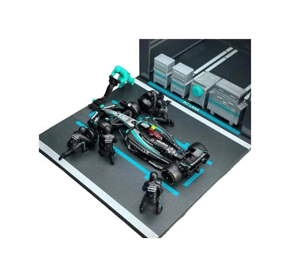 ست پیت استاپ تیم Mercedes-AMG فرمول یک به همراه خودروی W15 جورج راسل