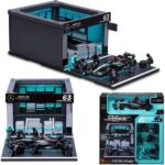 ست پیت استاپ تیم Mercedes-AMG فرمول یک به همراه خودروی W15 جورج راسل